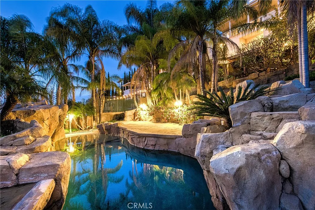 6 bed, 7200 sqft, $11,500 — Photo 2