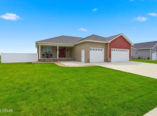 6066 W Prairiewood Dr, Grand Forks, ND 58201