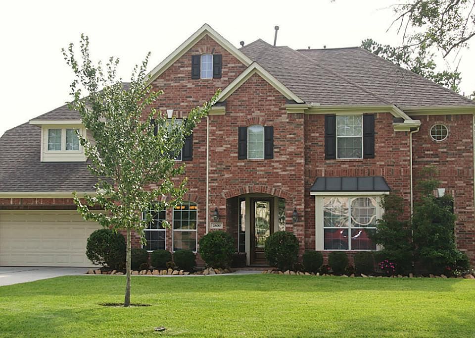 Stunning Village Builders "Monet Plan" on a 1 acre corner lot in gated community. Easy access to I-4