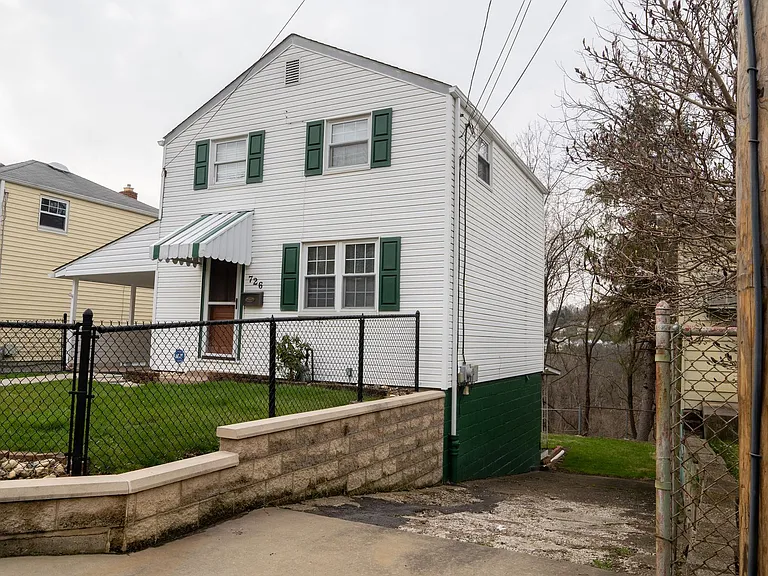 726 Hestor Dr — Photo 2