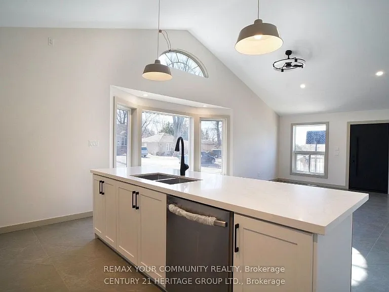 236 Simcoe Ave — Photo 18