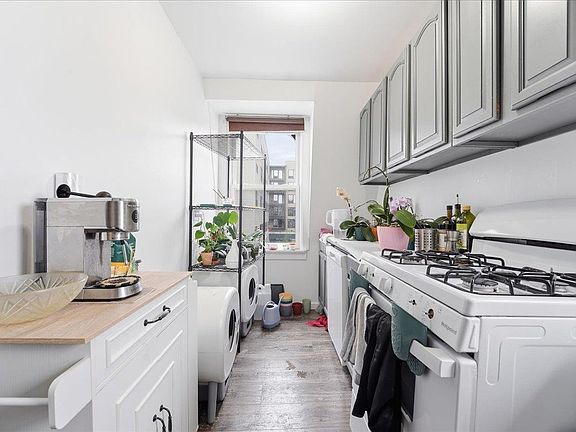 4th image of 151 Culver Ave