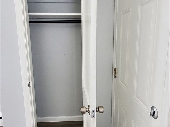 4th image of 725 Bay St