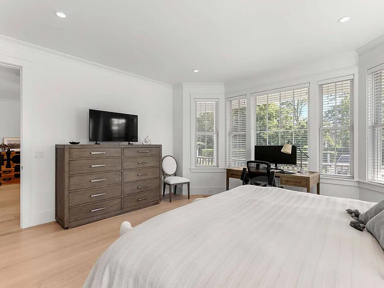 73 Beach Ln — Photo 13