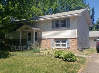 571 County Road B E, Maplewood, MN 55117
