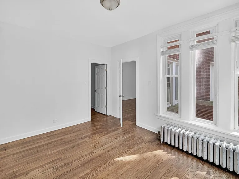 6565 N. Lakewood Renovated Rogers Park Apartments — Photo 16
