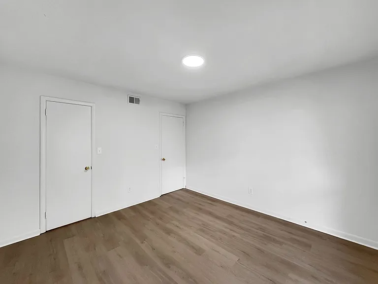 Chateau Orleans Apartments — Photo 9
