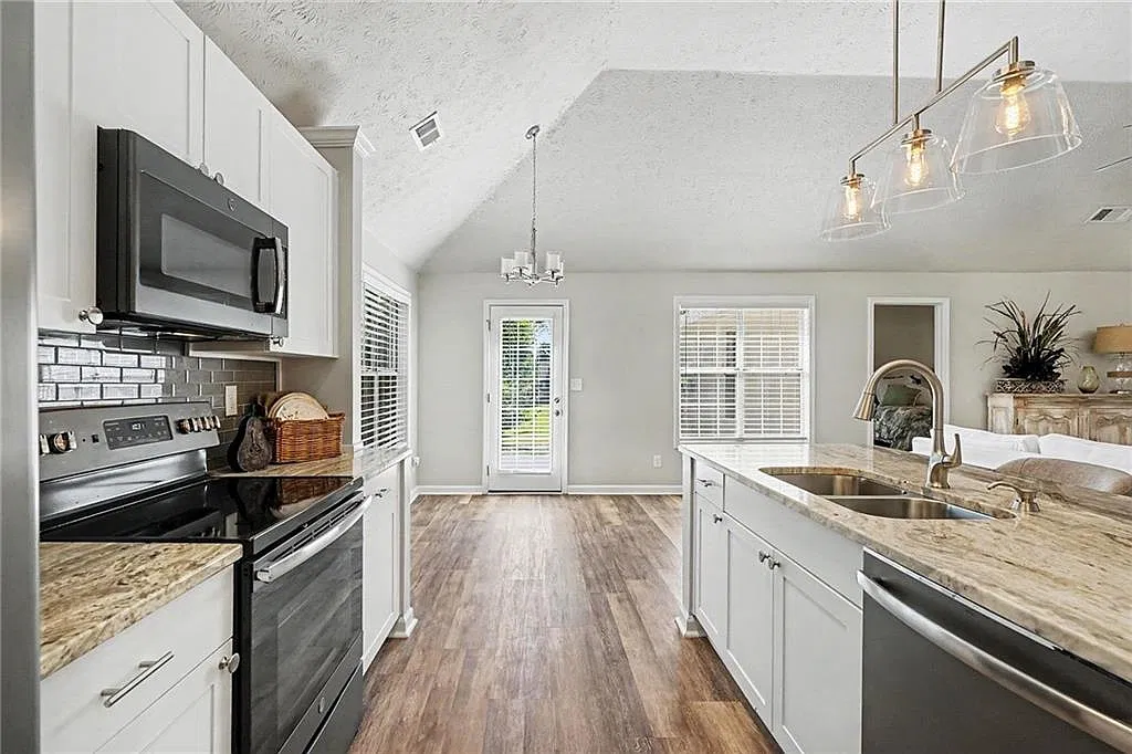 4 bed, 2.0 bath, 1508 sqft, $2,400 — Photo 3