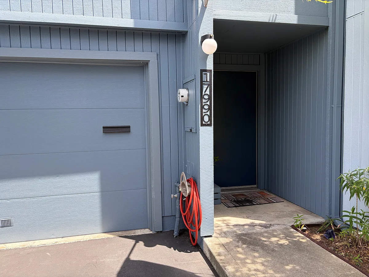 Entrance + garage - 17990 Sunol Rd