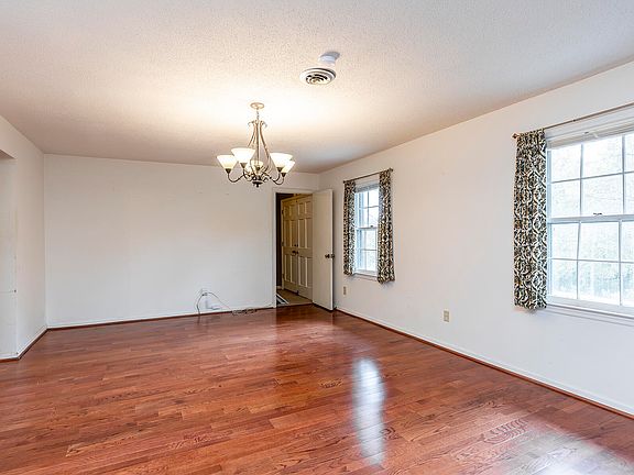 2nd image of 140 Lakeshore Dr