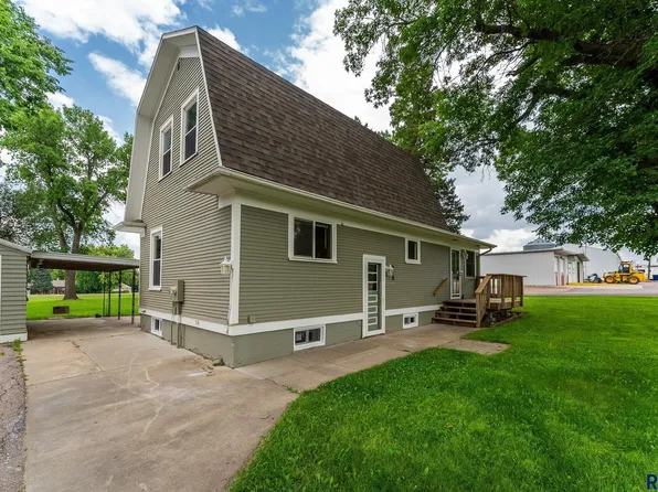 210 Broadway Ave, Valley Springs, SD 57068