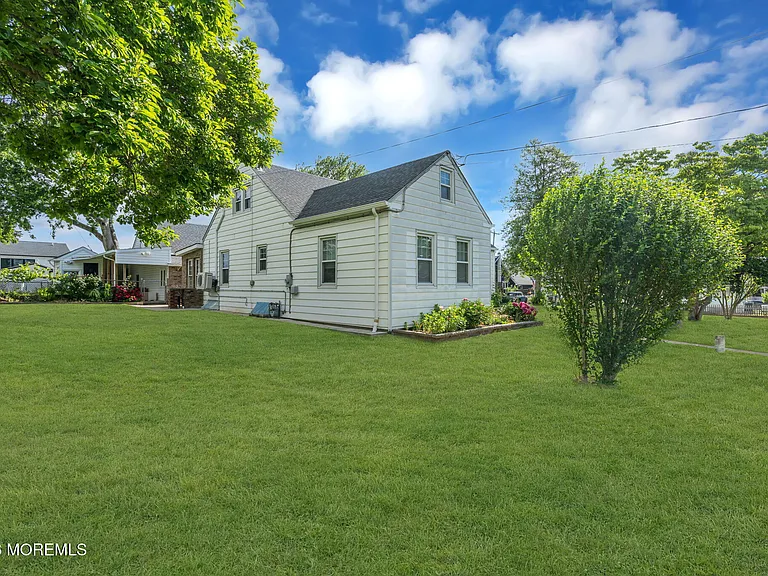 37 Highland Ave — Photo 52