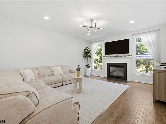 4th image of 21 Chestnut Ct #11