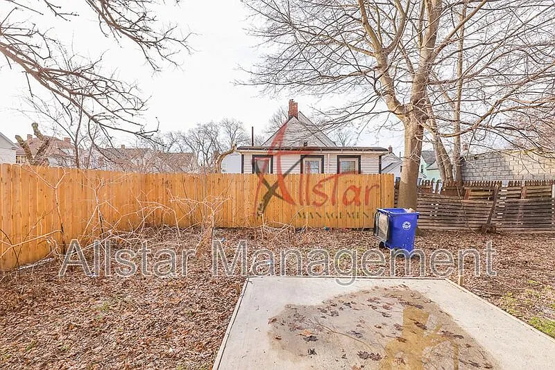 3 bed, 1.0 bath, 1250 sqft, $1,095 — Photo 3