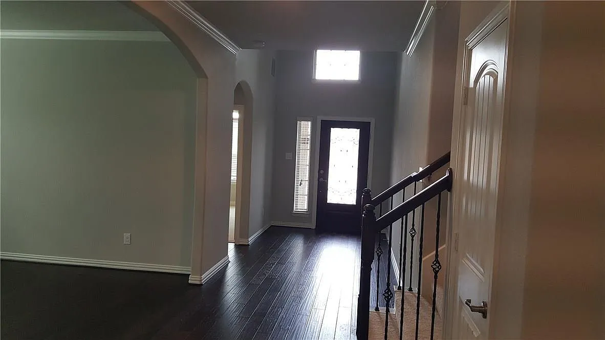 5 bed, 3067 sqft, $2,995 — Photo 2