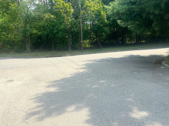 4th image of 15 Angela Ln