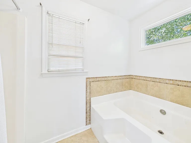 1942 Castle Glen Dr — Photo 15
