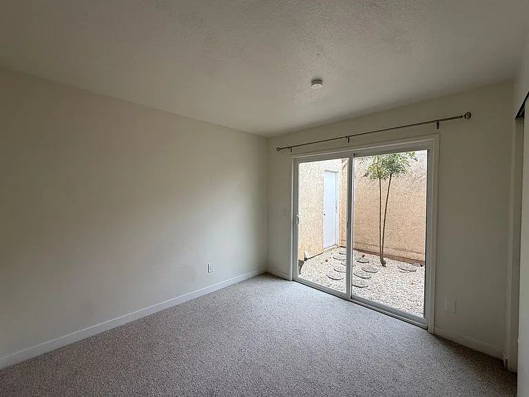 1422 Eagle Ct — Photo 34