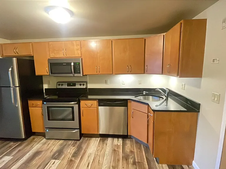 Victoria Riverside Townhouse Lofts — Photo 60