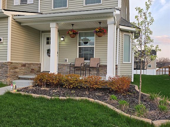 2nd image of 683 Goldfinch Ln