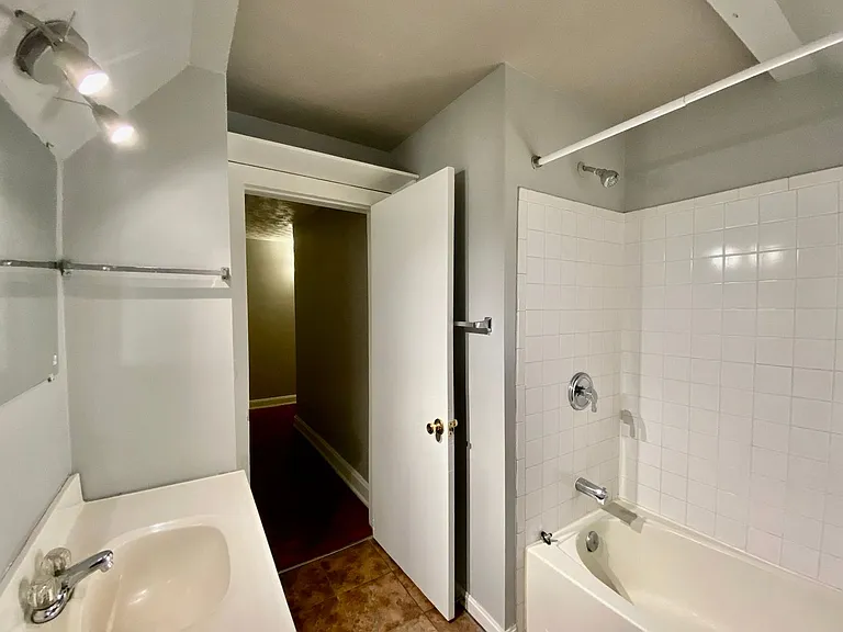 1025 Dana Ave Apts — Photo 21