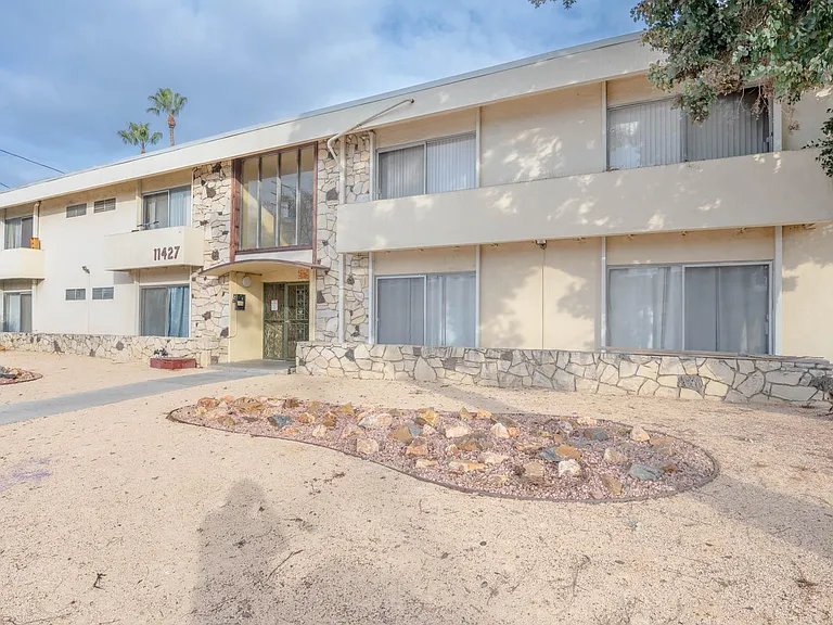 11427 Oxnard — Photo 13