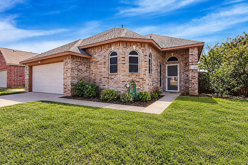 3214 Canary Ln — Photo 3