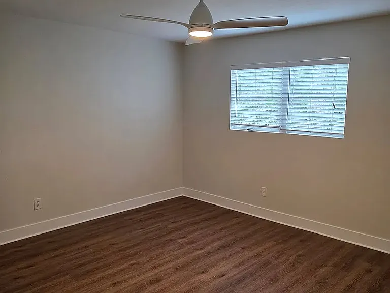 806 Park Ln — Photo 5