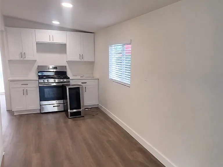 11151 Duncan Ave — Photo 2