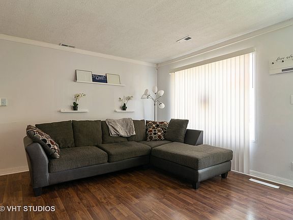 2nd image of 916 S Park Blvd