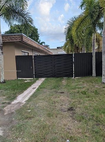 1st image of 633 NW 1st St