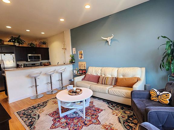 4th image of 918 W Belmont Ave #304