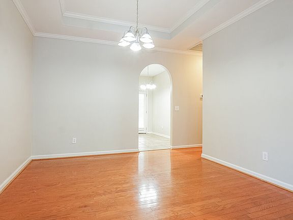 5th image of 173 Saint Charles Dr