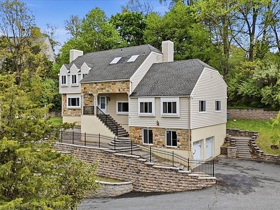 2nd image of 112 Knob Hill Rd