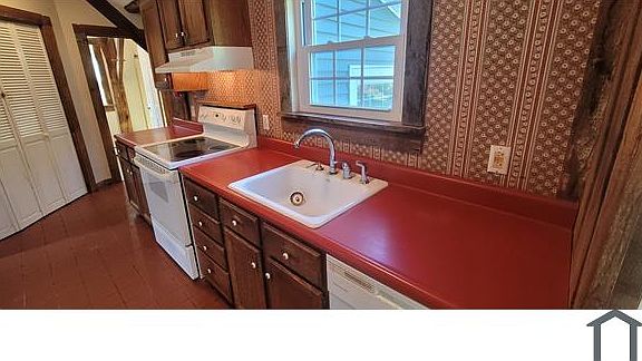 4th image of 389 Pleasant St #C