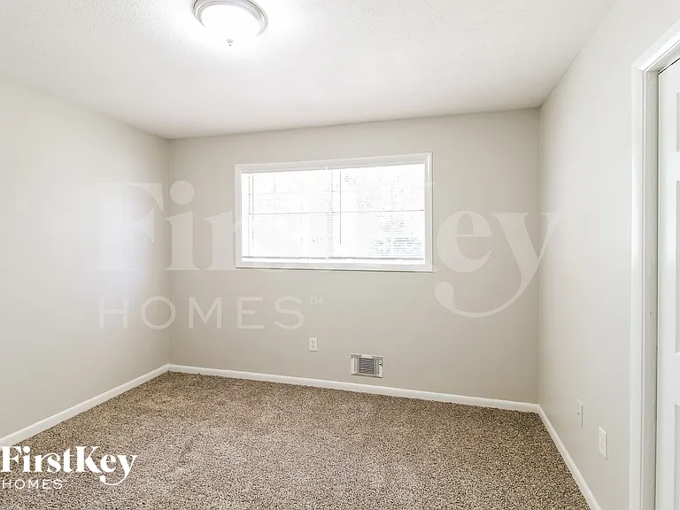 1021 Meadowbrook Ln NW — Photo 6