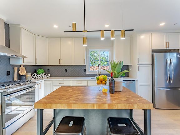 3rd image of 2256 Glen Way