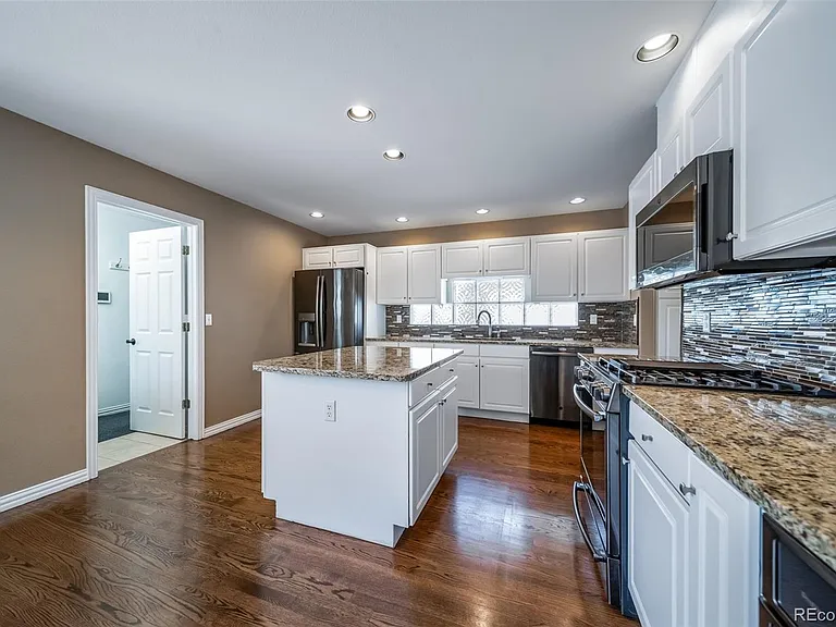 1011 S Valentia St #81 — Photo 16