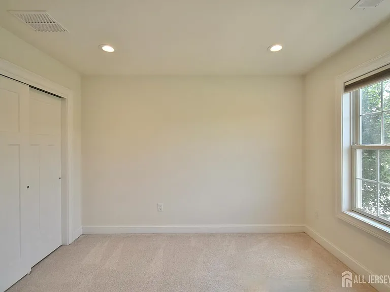 61 McCormick Ave S — Photo 17