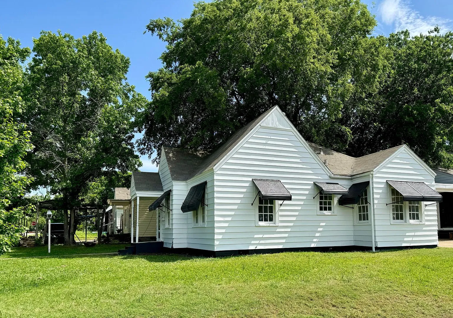 2 Bedroom 1 Bath with Hardwoods for Rent — Photo 2