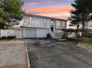 11 Dehan St, Smithtown, NY 11787