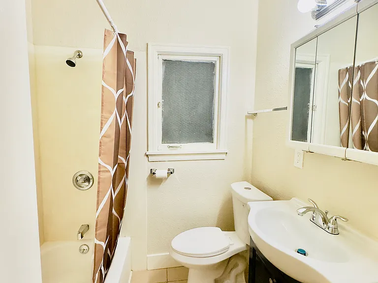 1650 Oxford Street — Photo 8