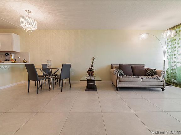 4th image of 1750 NE 191st St APT 611-2