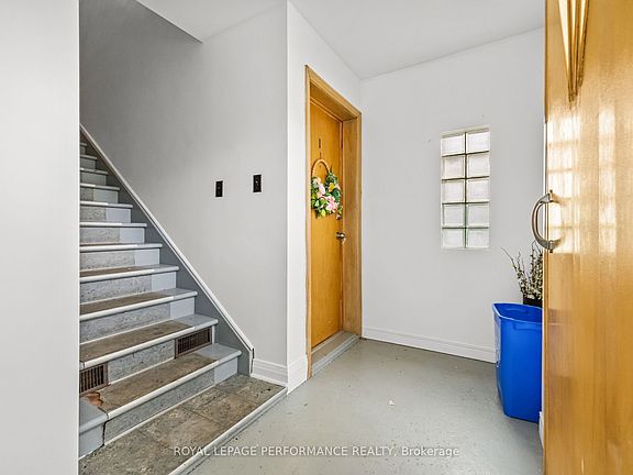 3rd image of 424 Guy St