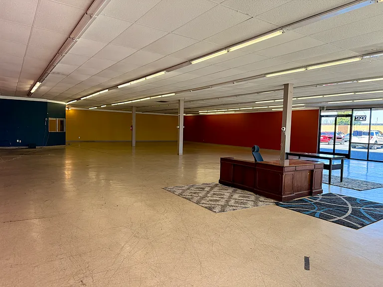 1135 N Main St — Photo 6