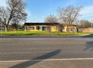 402 N Nixon Ave, Nixon, TX 78140