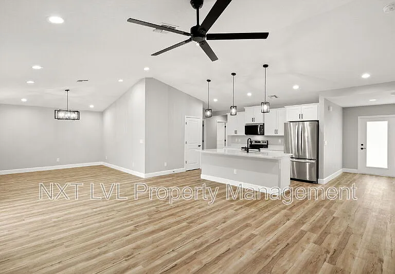 213 NW 5th St — Photo 3
