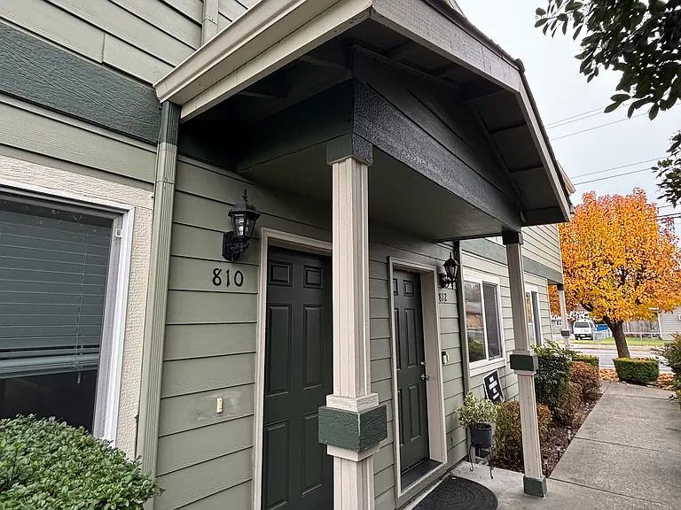 810 SE 9th St #810 — Photo 1