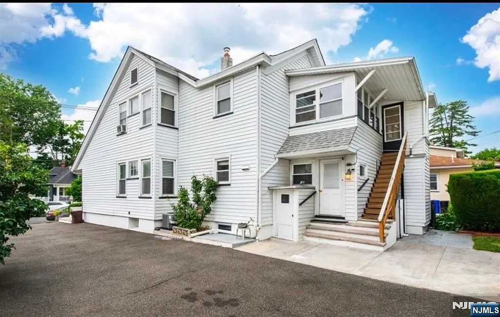 2 bed, 1.0 bath, $2,700 — Photo 2