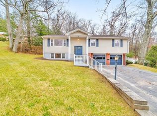 61 E Palmer Park Dr, Palmer, MA 01069